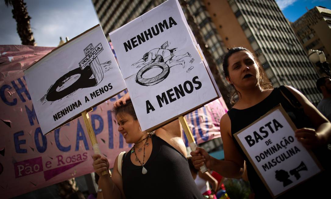 Mulheres seguram cartazes com os dizeres "Nenhuma a menos" Foto: Anadolu Agency / Getty Images