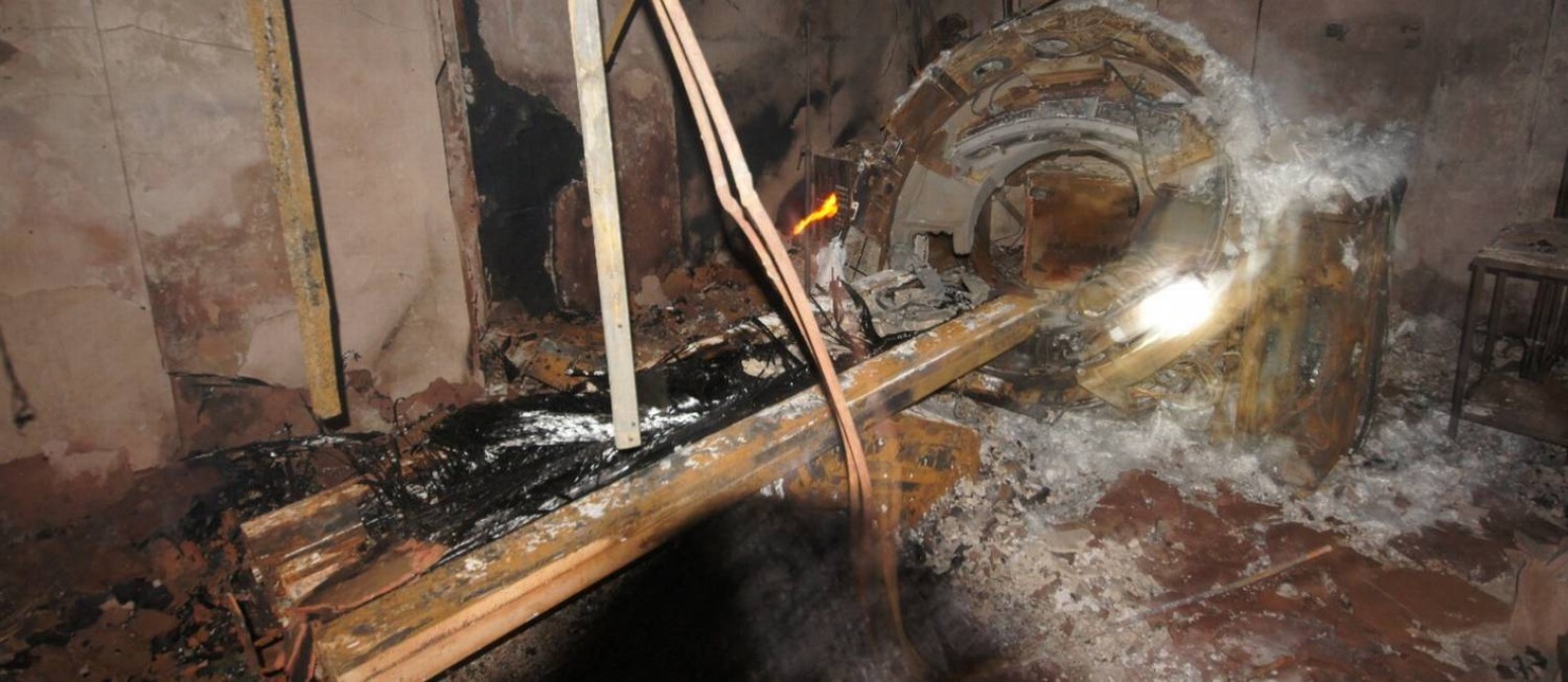 Do tomógrafo do Hospital Badim, restou apenas a estrutura de ferro após o incêndio Foto: Imagem cedida pela TV Globo