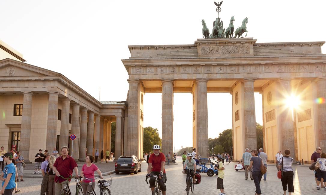 Portão de Brandemburgo, cartão-postal de Berlim. A Alemanha tem nova lei de imigração para atrair estrangeiros qualificados Foto: O GLOBO