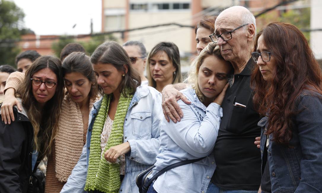 Familiares no enterro de Marlene Menezes Fraga, de 85 anos, vítima do incêndio no Hospital Badim Foto: Thiago Freitas / Agência O Globo