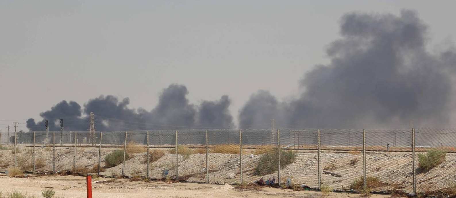 Fumaça sobe da instalação da Aramco em Abqaiq, na Arábia Saudita, um dos dois centros de processamento de petróleo atingidos por drones no sábado Foto: AFP