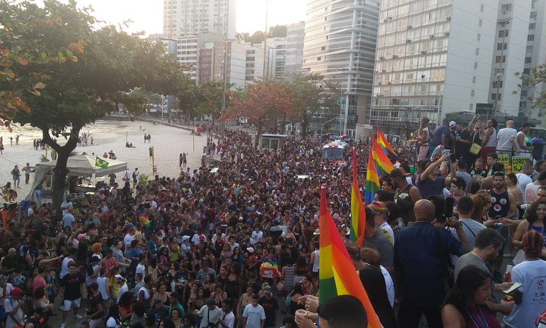 A Praia de Icaraí foi tomada pelo público que compareceu à 15ª Parada do Orgulho LGBTI Foto: Divulgação/Léo Zulluh