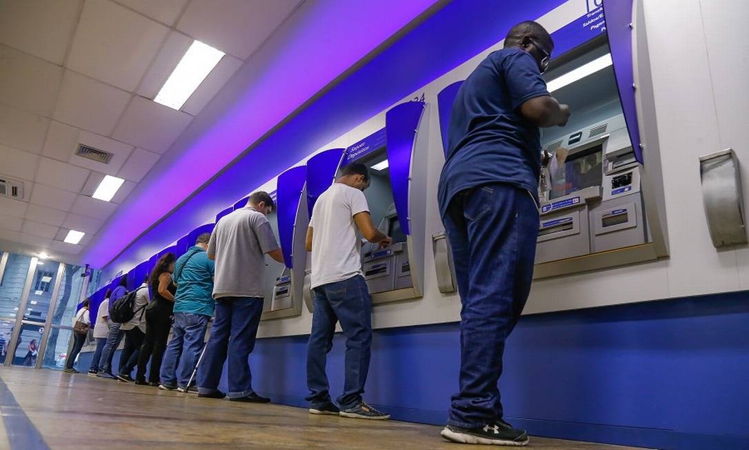 Queue at the ATM to check your balance. Photo: Marcelo Regua / Agência O Globo