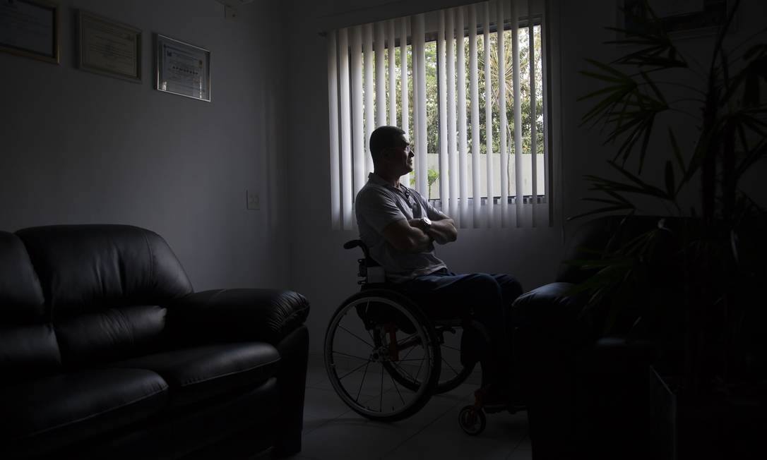 O soldado Antônio Figueiredo Sobrinho ficou paraplégico durante um bico de vigia, e tentou duas vezes acabar com sua vida Foto: Edilson Dantas / Agência O Globo