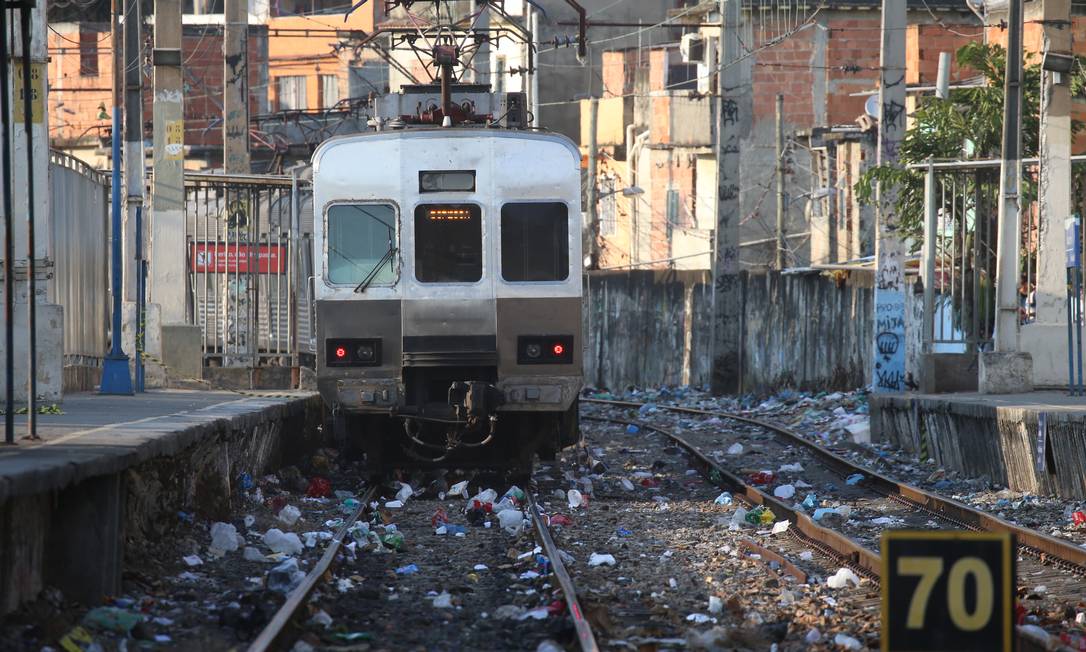 Trem chega à estação Jacarezinho, na Zona Norte Foto: Fabiano Rocha / Agência O Globo