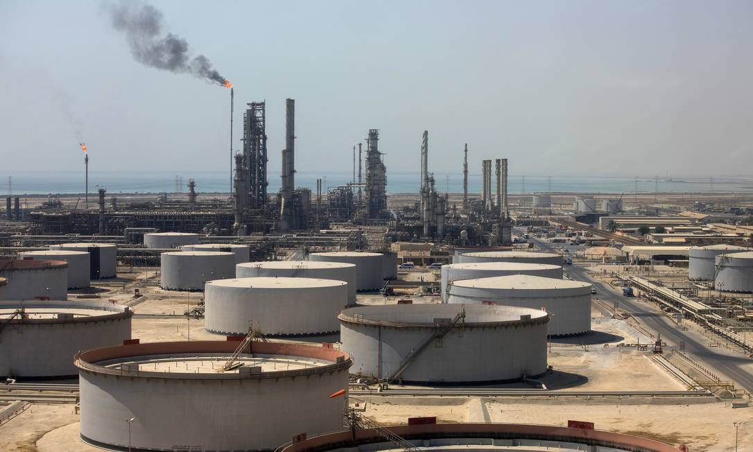 Crude oil storage tanks stand at the oil refinery operated by Saudi Aramco in Ras Tanura, Saudi Arabia, on Monday, Oct. 1, 2018. Saudi Aramco aims to become a global refiner and chemical maker, seeking to profit from parts of the oil industry where demand is growing the fastest while also underpinning the kingdoms economic diversification. Photographer: Simon Dawson/Bloomberg