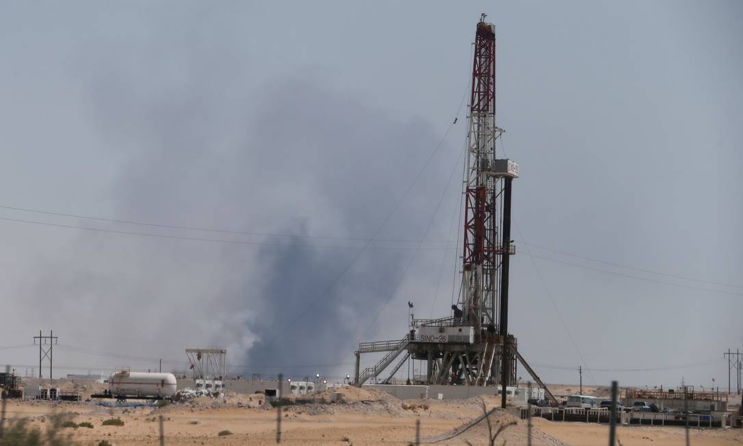 Fumaça em instalação petrolífera Aramco em Abqaiq, na Arábia Saudita, atacada no sábado. Países pedem investigação ampla para apontar responsabilidades Foto: Hamad I Mohammed / REUTERS