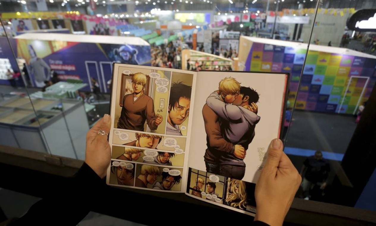O prefeito do Rio, Marcelo Crivella, mandou recolher livros com temática gay que estavam à venda na Bienal , motivado pela HQ "Vingadores — A cruzada das crianças", que tem um desenho de dois garotos se beijando Foto: Domingos Peixoto / Agência O Globo
