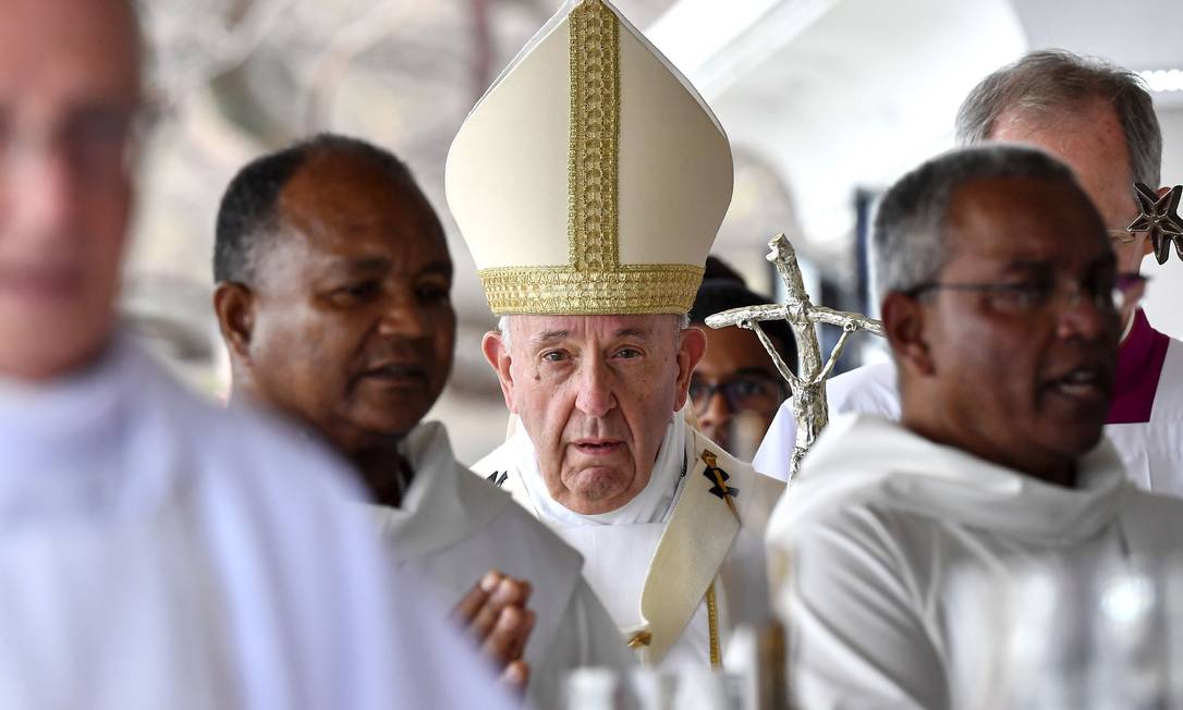 TOPSHOT - Pope Francis (C) arrives prior to leading a mass at the Monument of Mary Queen of Peace, Port Louis, Mauritius, on September 9, 2019. - Pope Francis visit three-nation tour of Indian Ocean African countries hard hit by poverty, conflict and natural disaster. (Photo by Tiziana FABI / AFP) Foto: TIZIANA FABI / AFP