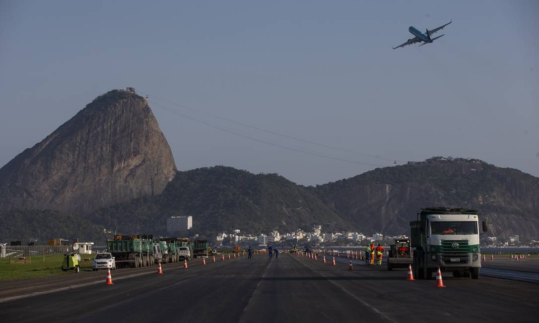 
Obras na pista do aeroporto Santos Dumont, no Rio de Janeiro
Foto:
Alexandre Cassiano
/
Alexandre Cassiano
