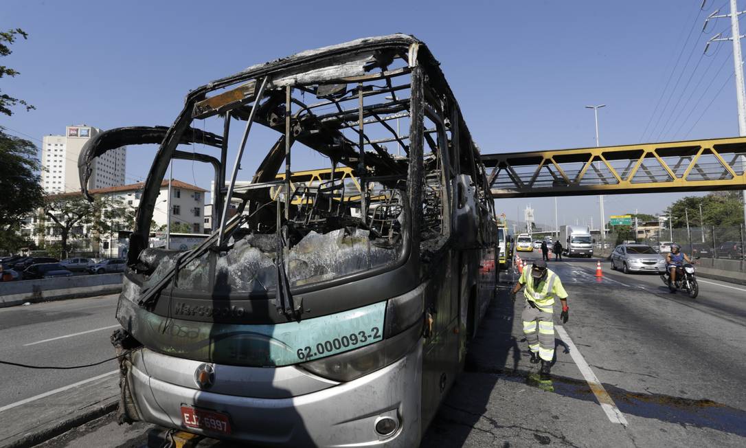Ônibus que pegou fogo na Linha Amarela, em Del Castilho. Foto: Gabriel Paiva / Agência O Globo