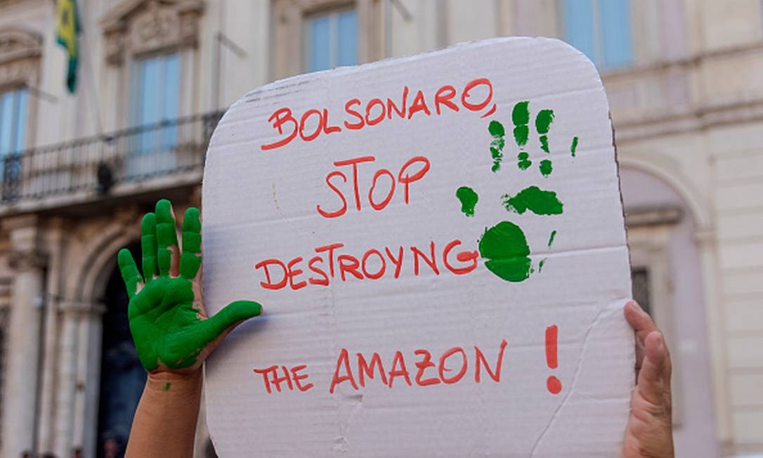 Protesto contra governo brasileiro em frente à embaixada do Brasil na Itália Foto: Stefano Montesi / Getty Images