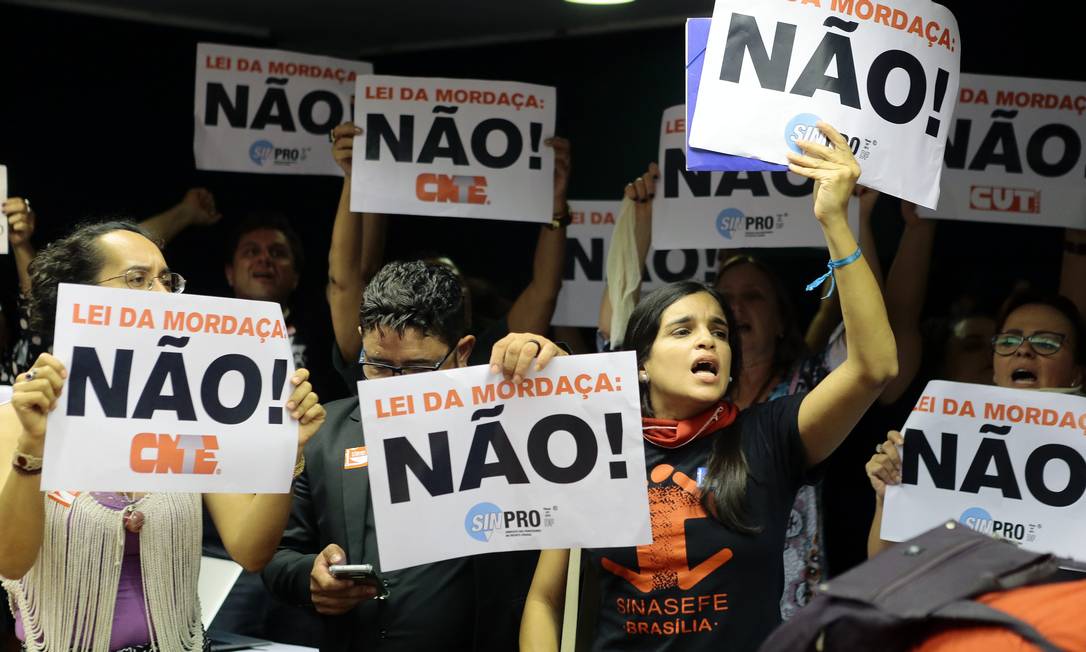 Docentes se manifestam na Câmara, no fim do ano passado, contra o projeto Escola sem Partido Foto: Jorge William / Agência O Globo