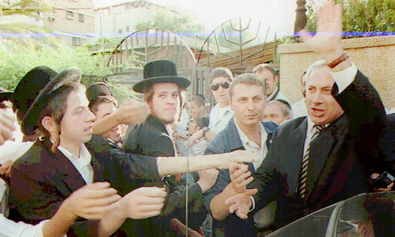 O líder de direita Benjamin Netanyahu se encontra com jovens ortodoxos durante campanha em Bene Beraq, em maio de 1996, durante campanha eleitoral.
Natanyahu se tornou líder do Likud em 1993 e, em 1996, tornou-se o mais jovem primeiro-ministro da história de Israel, exercendo o cargo, pela primeira vez, até 1999 Foto: Arquivo