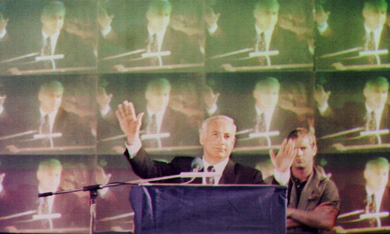 Netanyahu, em 2 de junho de 1996, discursa para uma multidão em Jerusalém após ser eleito primeiro-ministro. Em sua fala, clamou por uma "paz com segurança" com seus vizinho árabes. "A paz deve começar em casa, mas deve continuar no estrangeiro", disse Foto: Arquivo