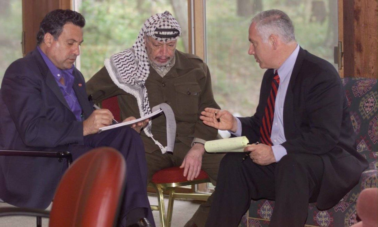 Benjamin Netanyahu se encontra com Yasser Arafat durante as negociações de paz no Oriente Médio, em 1998 Foto: Barbara Kinney / AFP / 22/10/1998