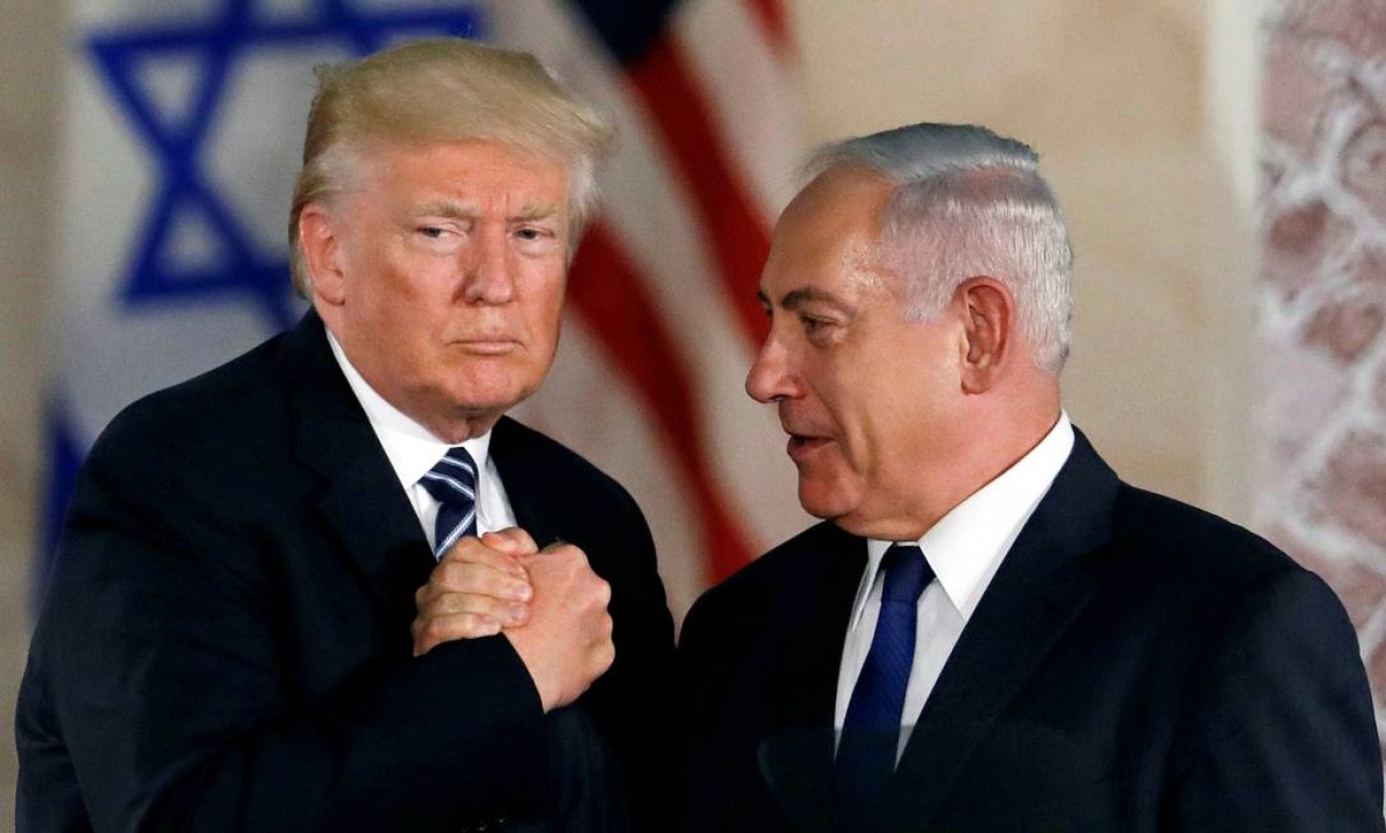 O presidente dos EUA, Donald Trump, e o primeiro-ministro israelense, Benjamin Netanyahu, apertam as mãos após discurso no Museu de Israel, em Jerusalém Foto: RONEN ZVULUN / REUTERS / 23/05/2017