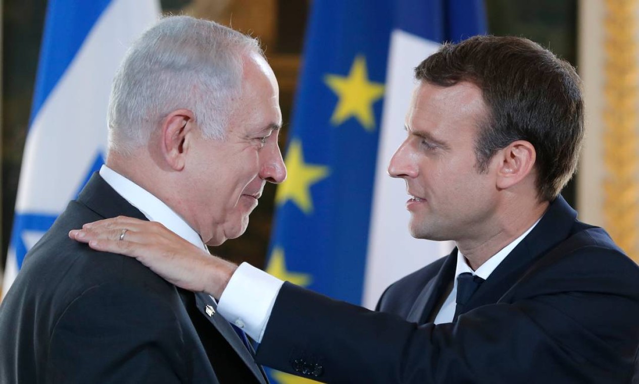 O presidente francês Emmanuel Macron e o primeiro-ministro israelense, Benjamin Netanyahu, após declaração conjunta no Palácio do Eliseu, em Paris Foto: STEPHANE MAHE / Reuters / 16/07/2017
