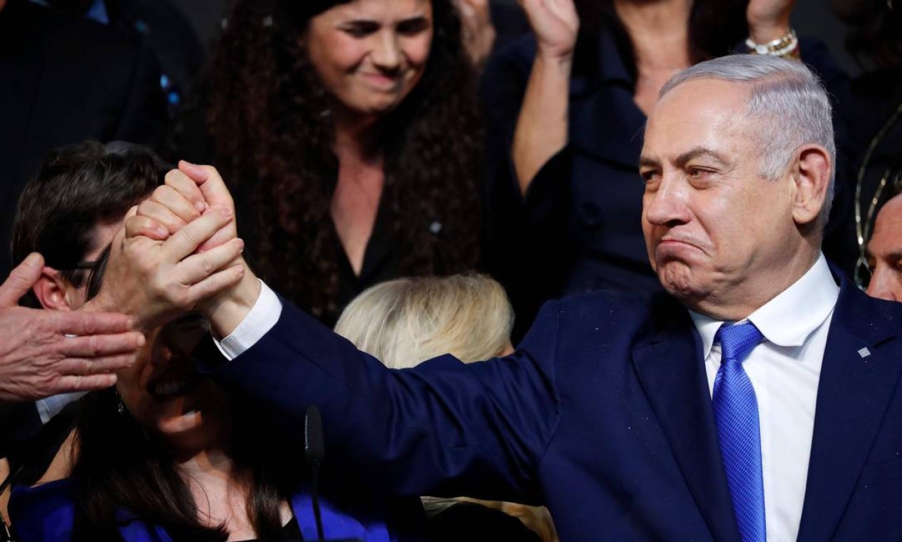 Netanyahu cumprimenta apoiadores na sede do Likud, em Tel Aviv, na noite de eleição, no dia 10 de abril de 2019 Foto: Thomas Coex / AFP