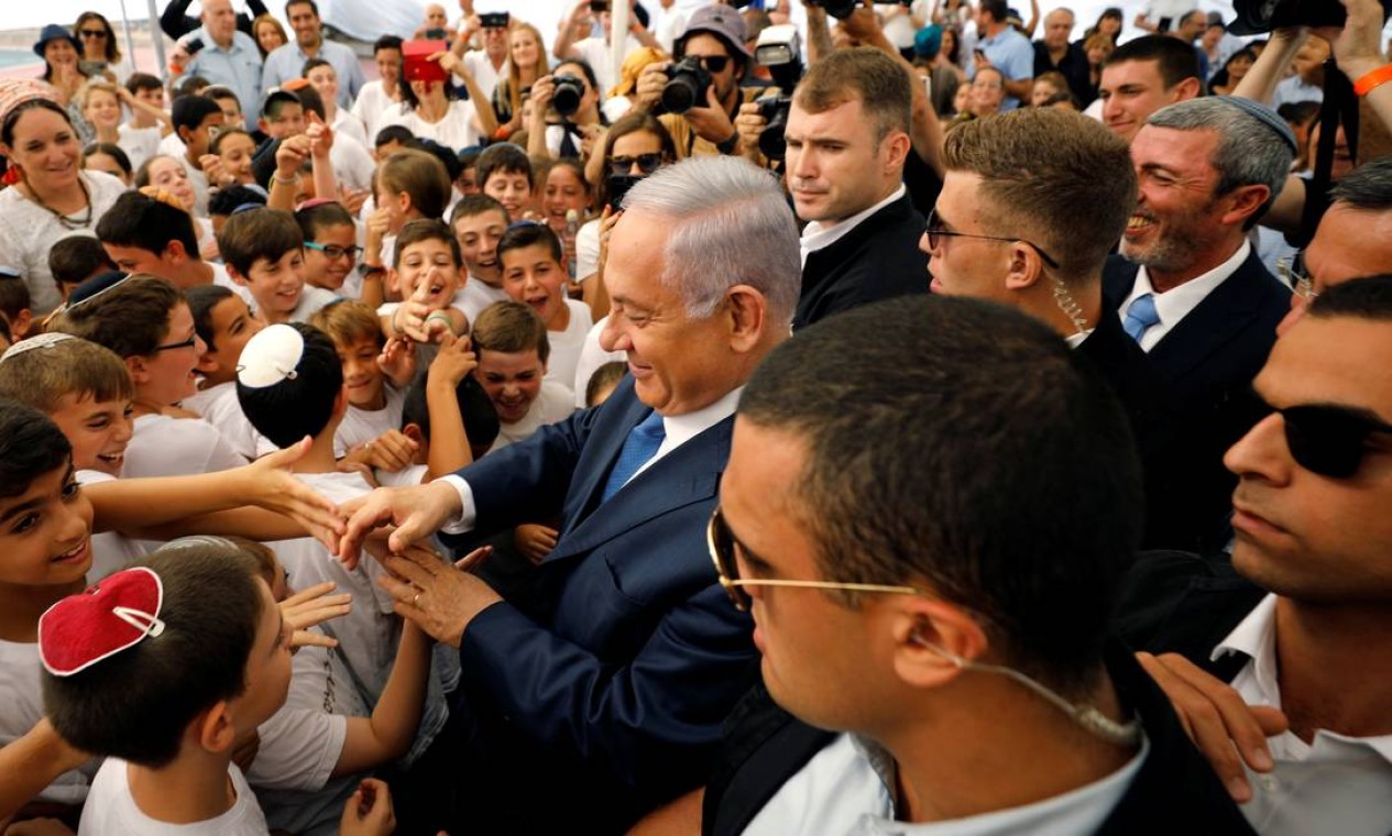 O primeiro-ministro israelense em visita ao assentamento judaico de Elkana, na Cisjordânia Foto: AMIR COHEN / REUTERS
