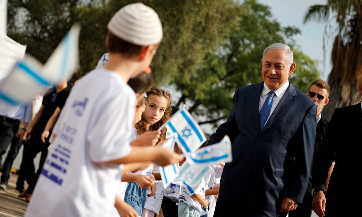 Netanyahu recebe estudantes durante uma cerimônia de abertura do ano letivo no assentamento judaico de Elkana, na Cisjordânia ocupada por Israel, em 1º de setembro de 2019 Foto: AMIR COHEN / REUTERS