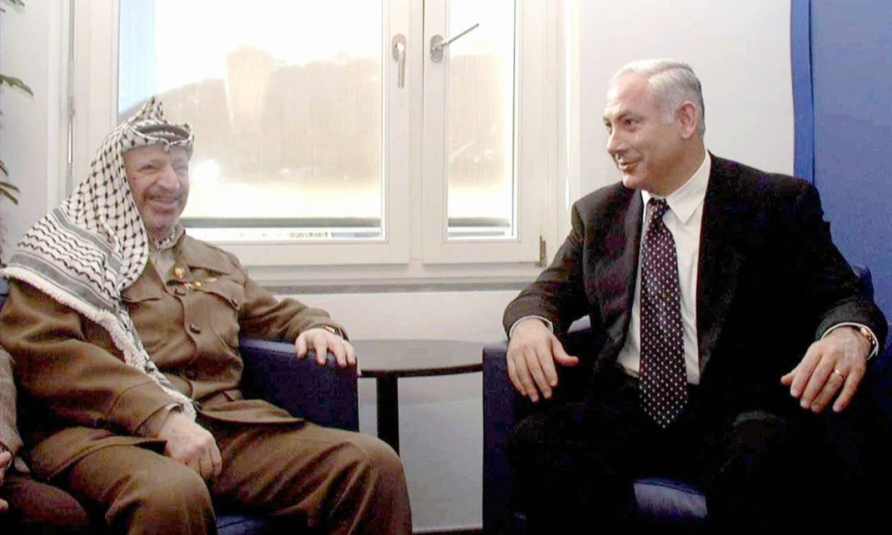 Encontro entre primeiro-ministro israelense, Benjamin Netanyahu, e o presidente palestino, Yasser Arafat, no dia 2 de fevereiro de 1997, em Davos, durante o encontro anual do Fórum Econômico Mundial. Os dois falaram sobre fronteira entre Israel e Faixa de Gaza Foto: Avi Ohayon / Reuters