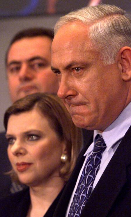 O primeiro-ministro israelense, Benjamin Netanyahu, ao lado de sua esposa, Sarah, depois de reconhecer a derrota para o líder do Partido Trabalhista Ehud Barak, em Tel Aviv, em 17 de maio de 1999 Foto: Ruth Fremson /  