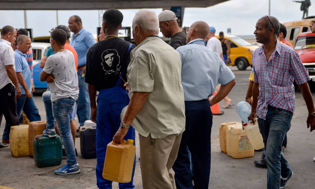 Cubanos fazem fila para comprar combustível em Havana; o governo advertiu que a falta de diesel provocará problemas nos transportes, na distribuição de produtos e no fornecimento de energia Foto: YAMIL LAGE / AFP/12-9-2019