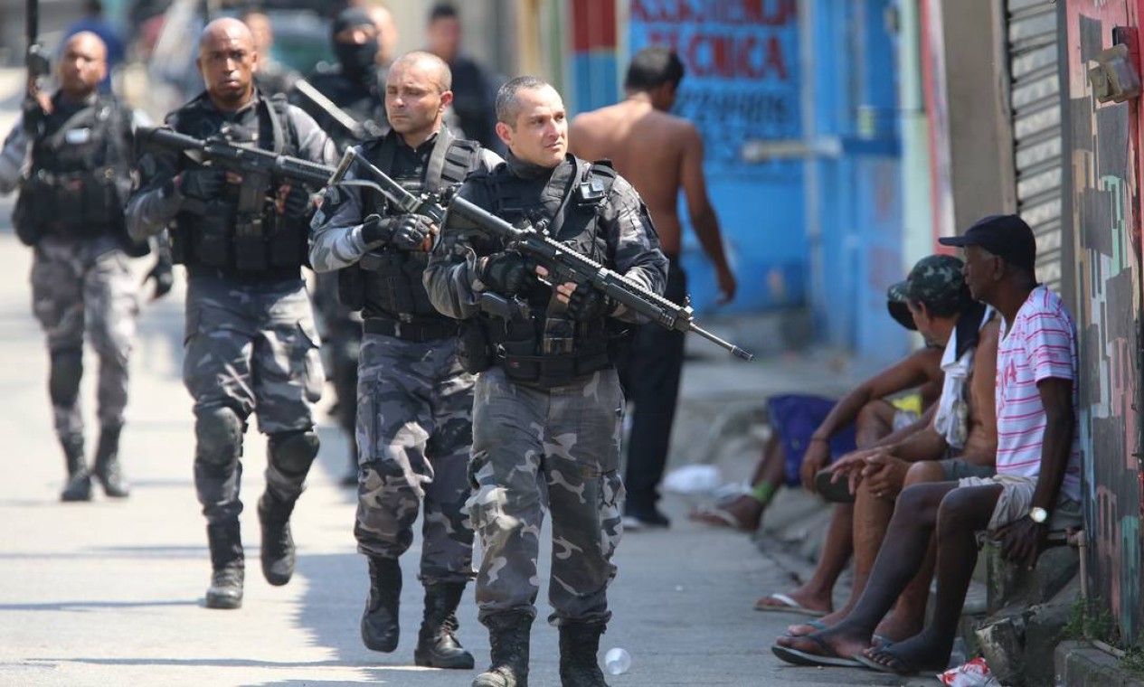 Especialistas Criticam Operações Da Polícia No Complexo Do Alemão E Na Maré População 