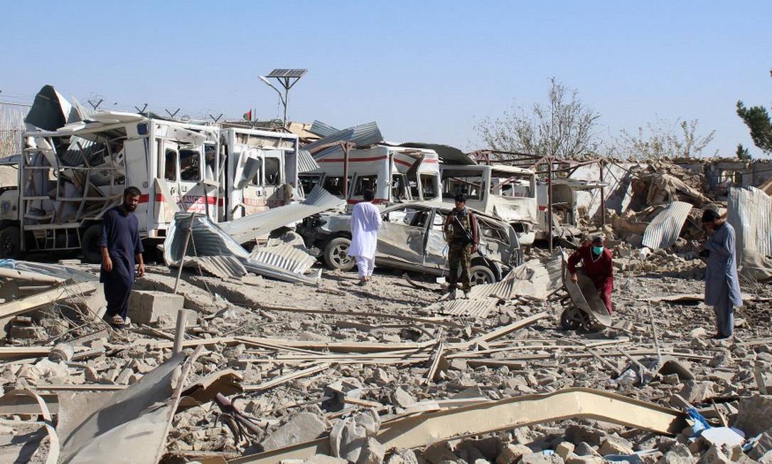 Forças de segurança afegãs investigam cena da explosão de carro-bomba Foto: STR / AFP / 19-09-2019