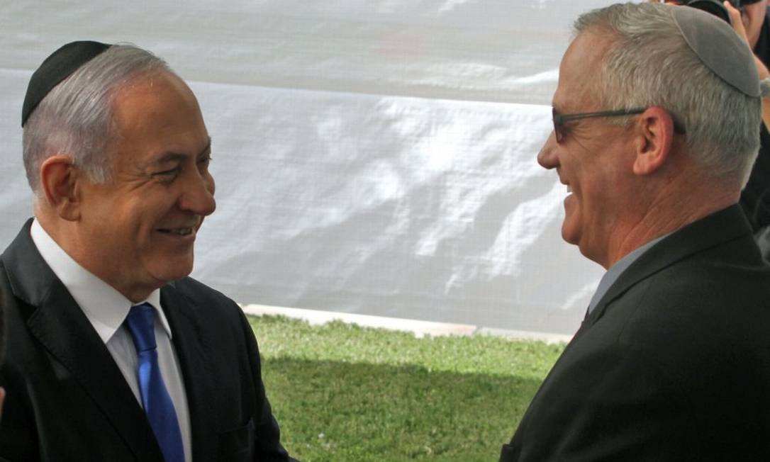 Netanyahu cumprimenta Benny Gantz durante cerimônia em homenagem ao ex-presidente israelense Shimon Peres Foto: GIL COHEN-MAGEN / AFP