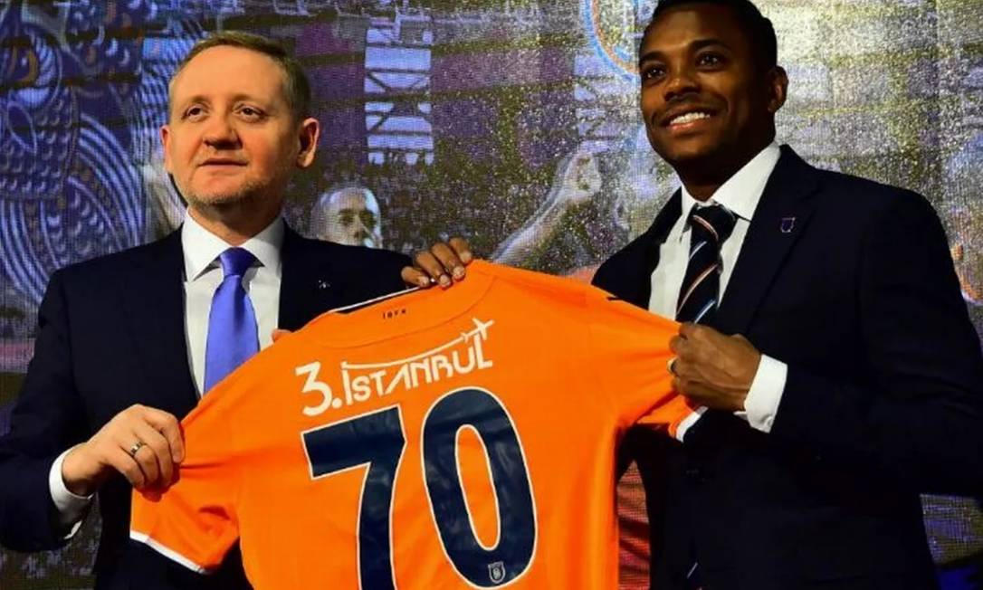 Robinho na apresentação como reforço do Istanbul Basaksehir, da Turquia, onde fica até junho de 2020 Foto: Divulgação