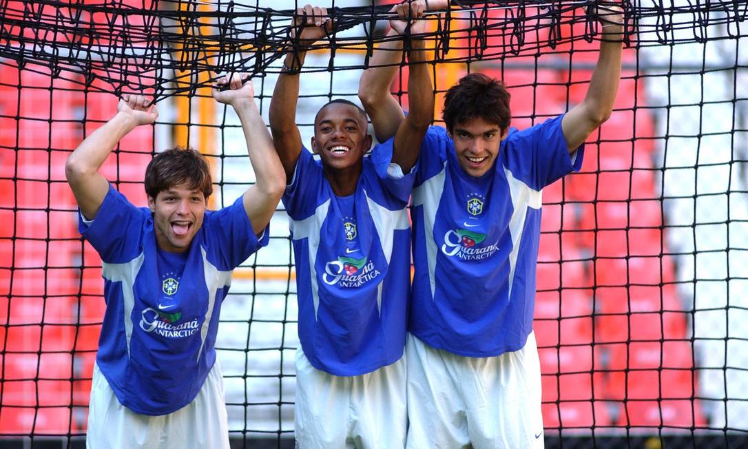 Robinho (centro), Diego (esquerda) e Kaká no treino da seleção brasileira sub-23, no Estádio Azteca, na Cidade do México, México Foto: Nilton Santos / Divulgação