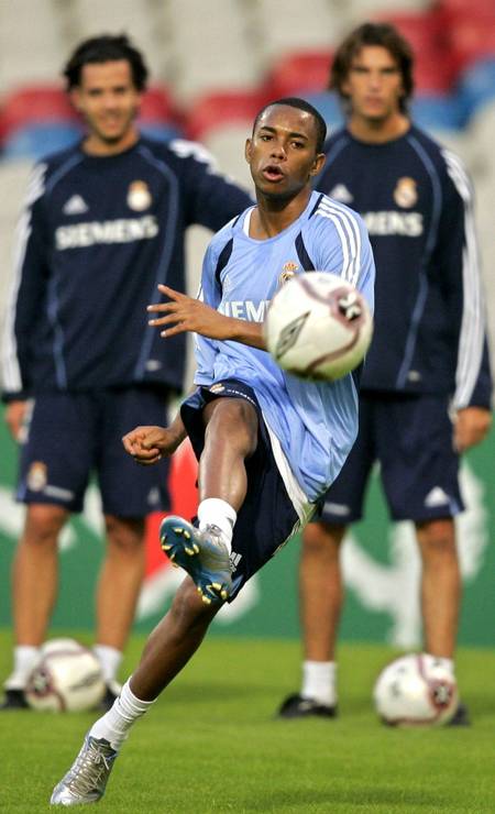 Em 2005, o atacante Robinho (azul claro) é vendido pelo Santos para o Real Madrid, da Espanha — uma negociação de 30 milhões de dólares Foto: Robert Pratta / Reuters