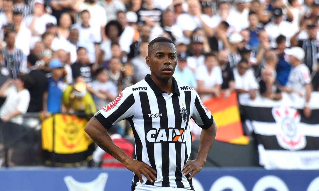 Robinho volta ao Brasil em 2016 para jogar no Atlético Mineiro. Termina o ano como maior goleador do Brasil, com 25 gols, e conquista o prêmio Arthur Friendenreich Foto: NELSON ALMEIDA / AFP