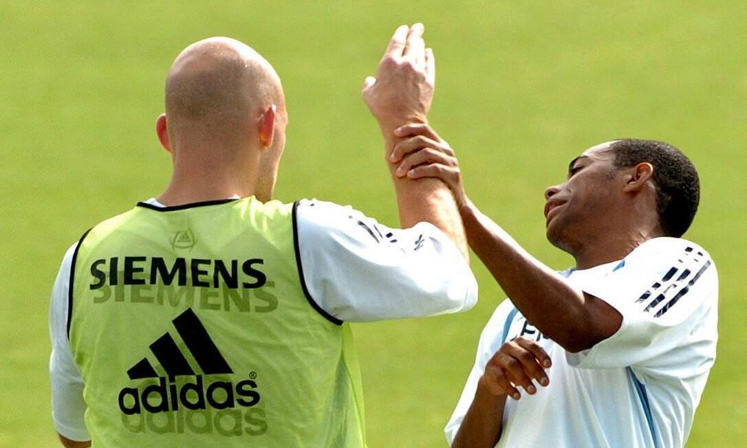 O atacante Robinho e o meia dinamarquês Thomas Gravesen brigam no treino do Real Madrid, na pré-temporada do time espanhol na Áustria Foto: Gustavo Cuevas / EFE - 01/08/2006