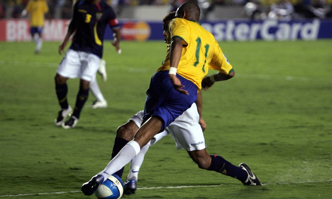 Em amistoso da seleção brasileira contra o Equador, no Maracanã, Robinho se destacou ao driblar os adversários Foto: Ivo Gonzalez / Agência O Globo - 18/10/2007