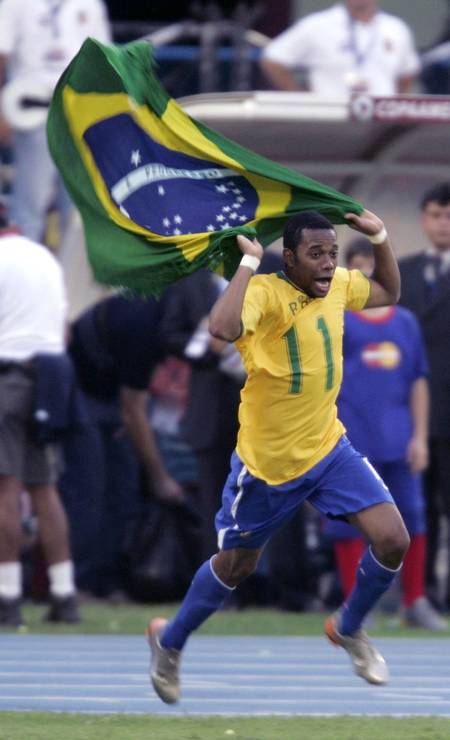 Robinho comemora o título de campeão da Copa América. O Brasil venceu a Argentina por 3 a 0 em jogo disputado no Estádio José Encarnación Romero, em Maracaibo, na Venezuela. Robinho foi eleito o melhor jogador do torneio Foto: Marcos Brindicci / Reuters