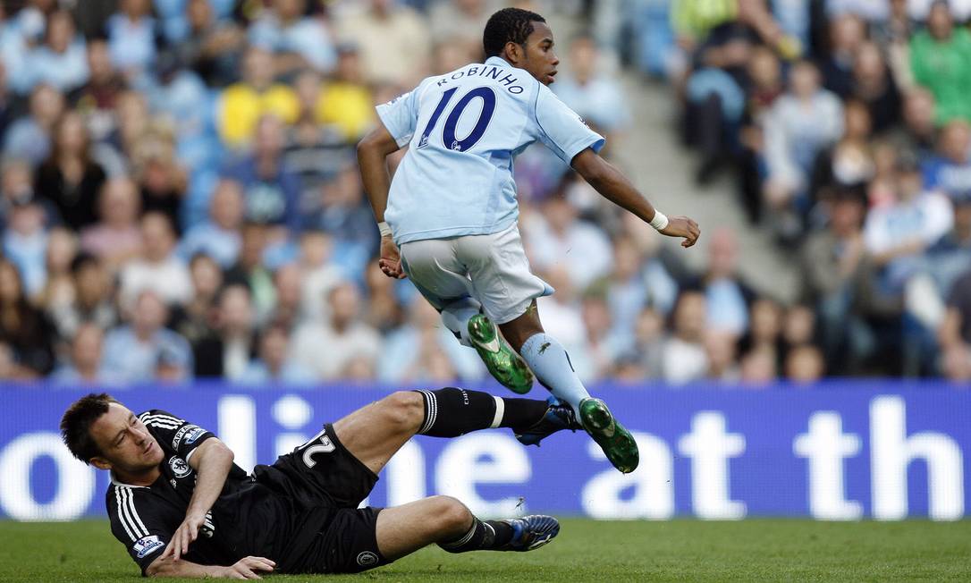 Em 2008, Robinho deixa o Real Madrid para jogar no Manchester City, da Inglaterra. O clube inglês pagou 40 milhões de dólares pelo atacante Foto: ADRIAN DENNIS / AFP