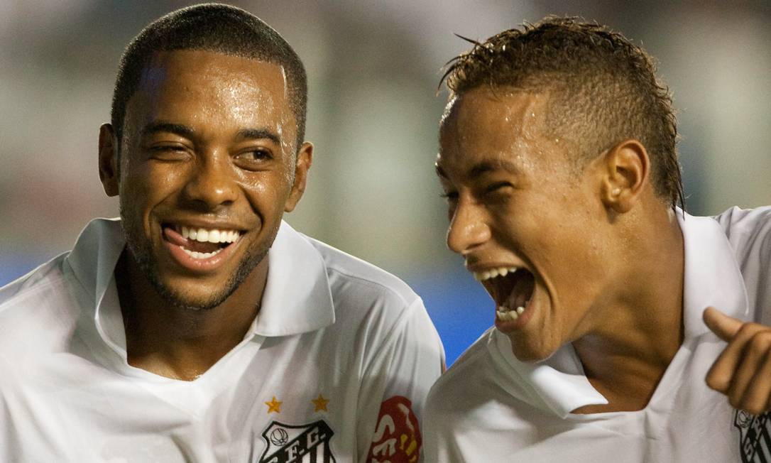 Robinho com Neymar. O Manchester City emprestou o atacante para o Santos, que conquistou a Copa Brasil em 2010 Foto: Aby Saber / Foto Arena/Agência O globo