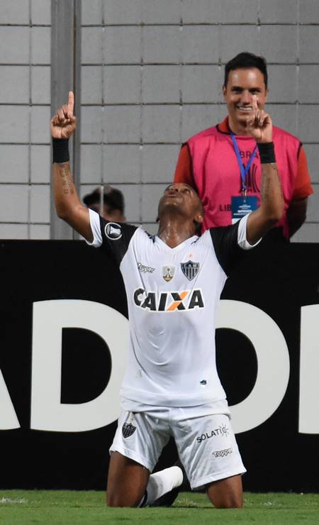 Robinho comemora o título do Campeonato Mineiro de 2017 Foto: DOUGLAS MAGNO / AFP