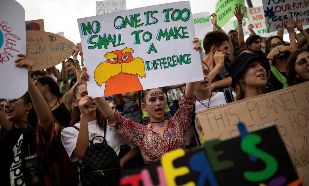 Estudantes e ativistas ambientais protestam em Atenas, na GrÃ©cia. Foto: ALKIS KONSTANTINIDIS / REUTERS
