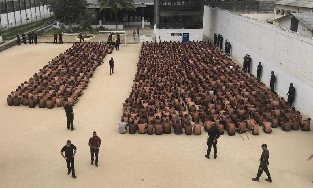 Detentos são revistados no Complexo de Gericinó Foto: Divulgação / SEAP