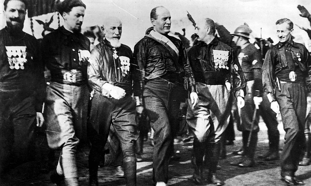 O ditador Benito Mussolini lidera um grupo de 'camisetas negras' Foto: BIPS / Getty Images