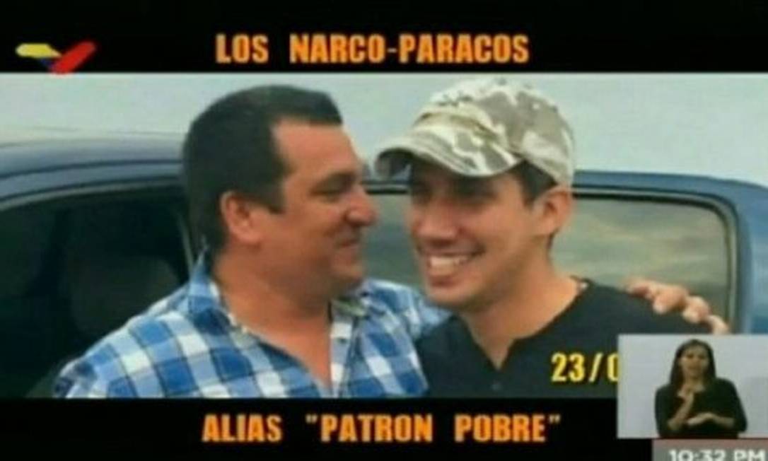Em foto divulgada pelo TV venezuelana teleSUR, Guaidó aparece abraçado com paramilitar colombiano Foto: Divulgação/teleSUR TV
