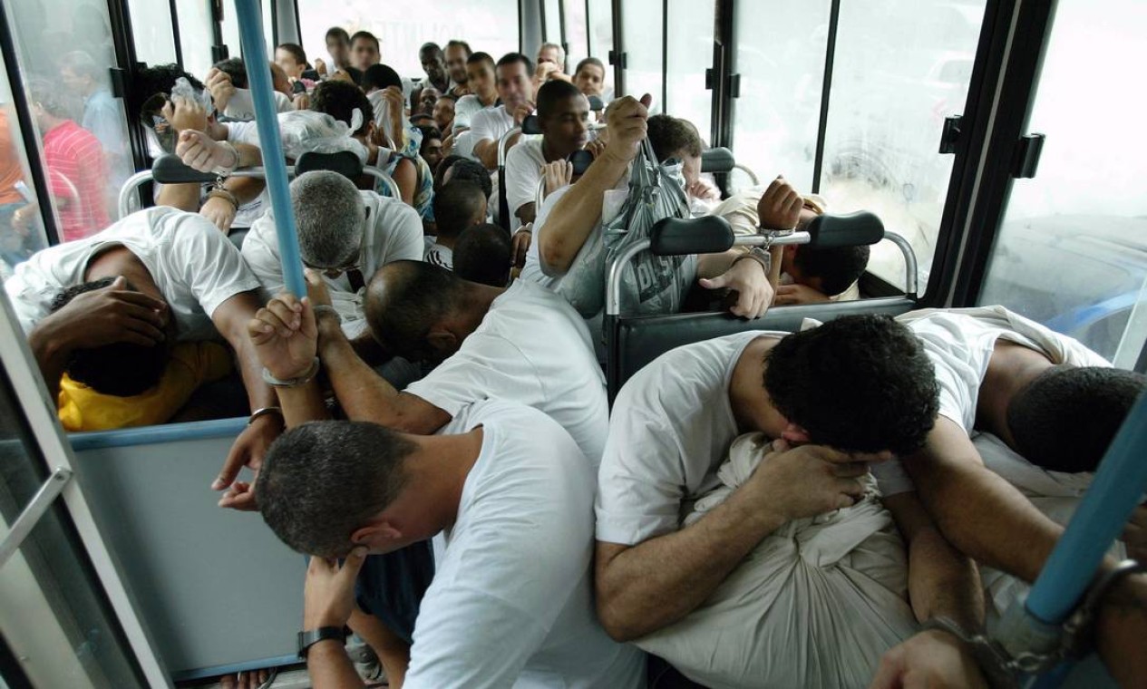 Em novembro de 2008, a Polinter enfrentava problemas históricos de superlotação. Após vistoria, cerca de 100 presos foram transferidos para presídios do estado do Rio Foto: Pablo Jacob/7-1-2008