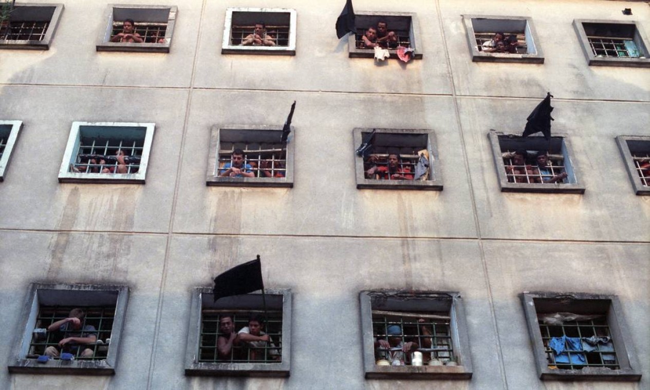 Presos na Casa de Detenção de São Paulo, o Carandiru, cinco dias após o massacre que deixou 111 mortos. Superlotação foi apontada como uma das causas dos conflitos entre detentos que culminaram nas mortes Foto: Cláudio Rossi/7-10-1992