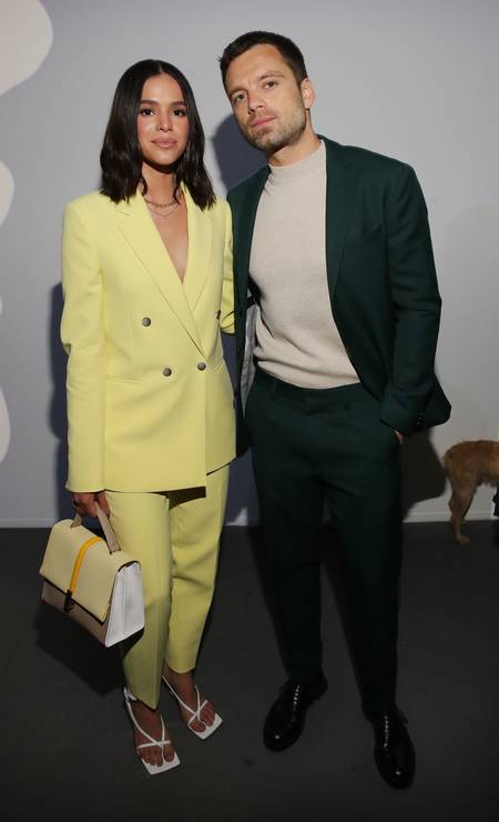 De terninho amarelo, a atriz Bruna Marquezine brilhou na primeira fila do desfile de verão 2020 da grife Boss, em Milão. Requisitada, ela fez foto ao lado do ator Sebastian Stan, o Soldado invernal da saga &#034;Os Vingadores&#034; Foto: Andreas Rentz / Getty Images