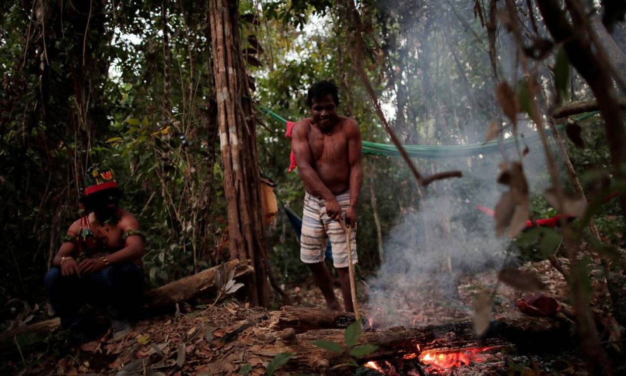 Índios que fazem parte do "guardião da floresta" acampados. Os guajajaras habitam onze terras indígenas situadas no estado do Maranhão Foto: UESLEI MARCELINO / REUTERS