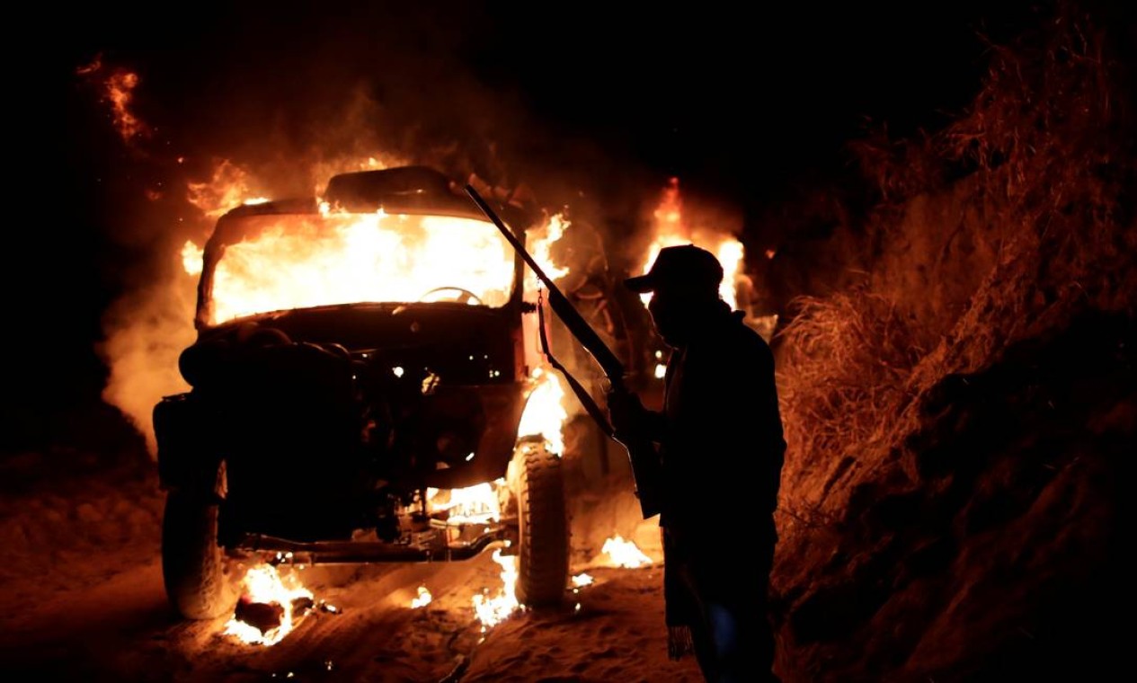 Carro usado pelos madeireiros é incendiado Foto: UESLEI MARCELINO / REUTERS